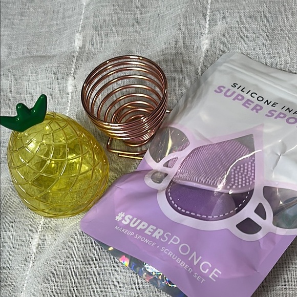 Mario Badescu Green Velvet Bag with Gold Dots Bundled with MakeUp Sponges Travel - Picture 13 of 14